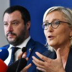 La líder del partido francés National Rally (RN), Marine Le Pen (der.), habla durante conferencia de prensa sobre el crecimiento económico y social en las naciones europeas.