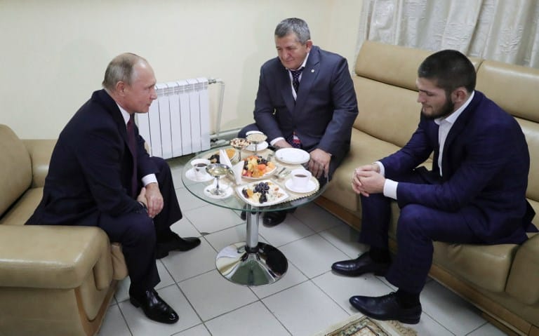 El presidente Vladimir Putin (izq.) con el campeón Khabib (der.) y su padre Abdulmanap (cen.) durante un el foro Sport State en Ulyanovsk.