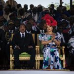 En esta foto, tomada el mes de septiembre, Biya y su esposa Chantal Biya escuchan discursos en honor al mandato presidencial en el Estadio Maroua.