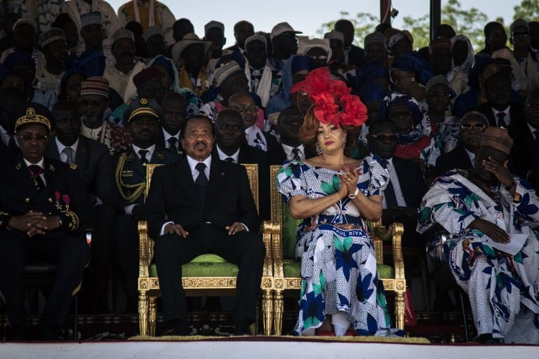 En esta foto, tomada el mes de septiembre, Biya y su esposa Chantal Biya escuchan discursos en honor al mandato presidencial en el Estadio Maroua.