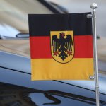 La bandera alemana de la Canciller germana en uno de los carros oficiales que visitó el Palacio del Elíseo en el pasado el día de ayer.