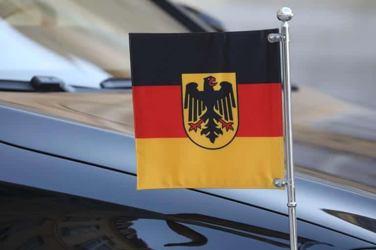 La bandera alemana de la Canciller germana en uno de los carros oficiales que visitó el Palacio del Elíseo en el pasado el día de ayer.