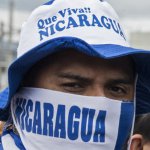 Nicaragüense habitante de Costa Rica toma parte de una protesta a las afueras de la embajada de su país en contra de Ortega.