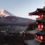 Horizontal shot of the red Chureito Pagoda in Japan, with Fujiyama (Mount Fuji) in the background. Pagoda, Japón