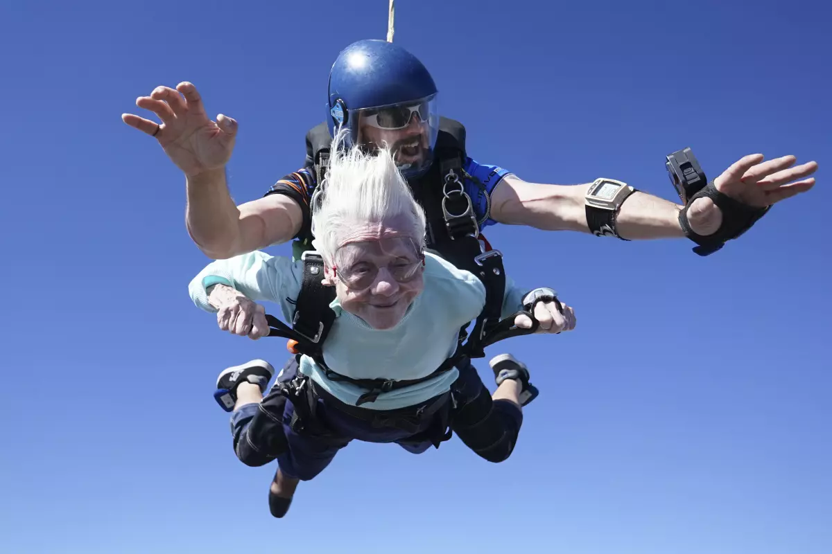En esta imagen, proporcionada por Daniel Wilsey, se muestra a Dorothy Hoffner, de 104 años, durante un salto en paracaídas en tandem con Derek Baxter que la convirtió en la persona más mayor del mundo en hacerlo, el 1 de octubre de 2023, en Skydive Chicago, en Ottawa, Illinois. (Daniel Wilsey / Associated Press)
